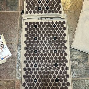 Zen Guru Acupressure Mat and Pillow Set With Magnet Therapy and Carrying Bag.
